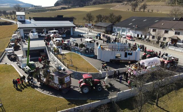 Trandorf: Die Umzugswägen beim Treffpunkt im/rund um das neue Feuerwehrhaus | Foto: Andi Göls