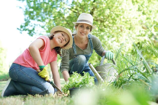 Wenn die Tage länger werden und die Temperaturen steigen, beginnt die Zeit, sich mit dem Garten zu befassen. | Foto: Goodluz/PantherMedia
