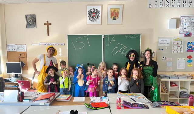 Für die Schülerinnen und Schüler in der Volksschule Bernstein gab es Faschingskrapfen von Bürgermeisterin Renate Habetler. | Foto: Gemeinde Bernstein