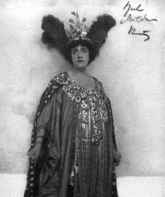 Anna Mildenburg (1872–1947): Berühmte Opernsängerin und Mitbegründerin der Salzburger Festspiele. Im Bild: Anna Bahr-Mildenburg als „Welt“ im Stück „Das Salzburger Große Welttheater“ bei den Salzburger Festspielen. | Foto: Salzburg Museum, Inv.-Nr. 18193_b1