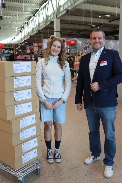 Transgourmet-Marktleiter Thomas Mladek überreichte mehr als 350 frische Krapfen an HBLW-Schulsprecherin Sarah Taxer.       Foto: Laura Watzl

