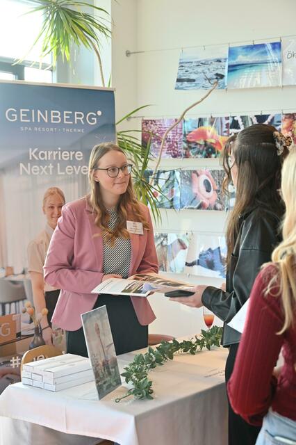 Mag. Anna Holletz vom Spa Resort Therme Geinberg mit Schülerinnen der HLW Braunau | Foto: Bettina Seidl