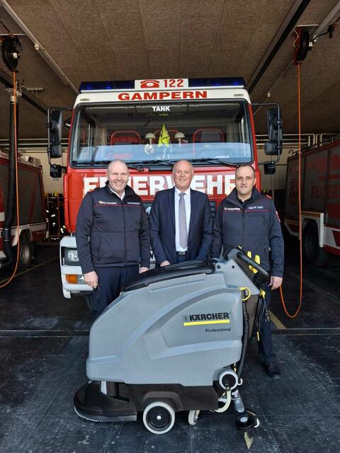 Feuerwehrkommandant Franz Schausberger, Raiffeisenbank-Geschäftsleiter Gerald Prommegger und Kommandant-Stellvertreter Christian Mayr (v.l.).