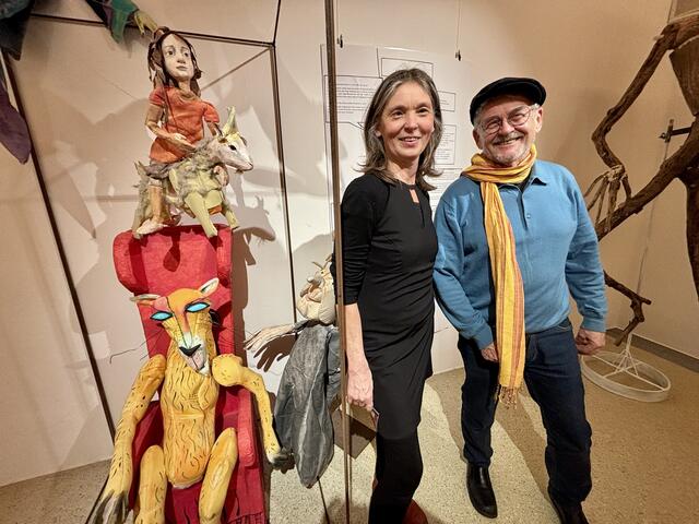 Elfi Scharf beschäftigt sich bereits seit 2003 mit Puppentheatern. Hier im Bild mit Projektmanager Alfred Herz-Digruber. | Foto: MeinBezirk/Hofmüller