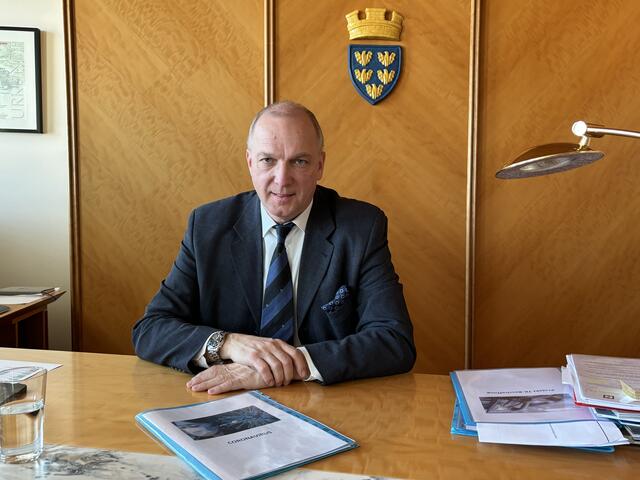 Mödlings Bezirkshauptmann Philipp Enzinger. | Foto: Hirss