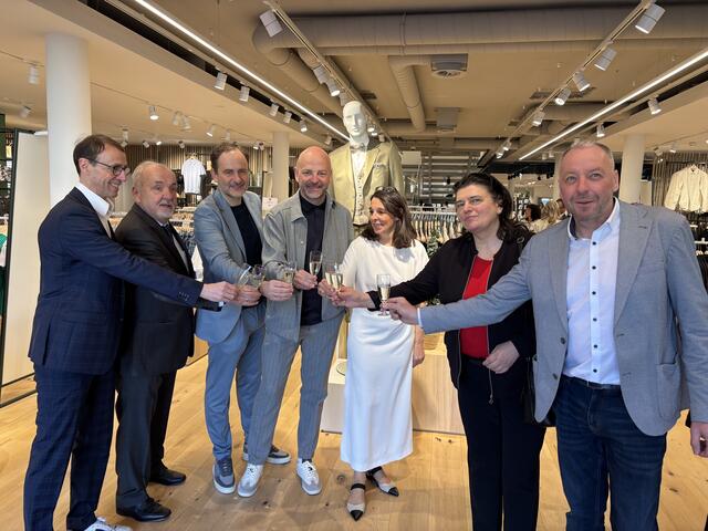 Natürlich wurde auf die Wiedereröffnung nach den umfassenden Umbauarbeiten auch angestoßen. | Foto: Reichel