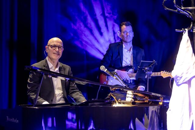 Der Ennser Pianist und Komponist Wiff LaGrange ist mit der großen Udo Jürgens Show unterwegs | Foto: Martin Rehberger