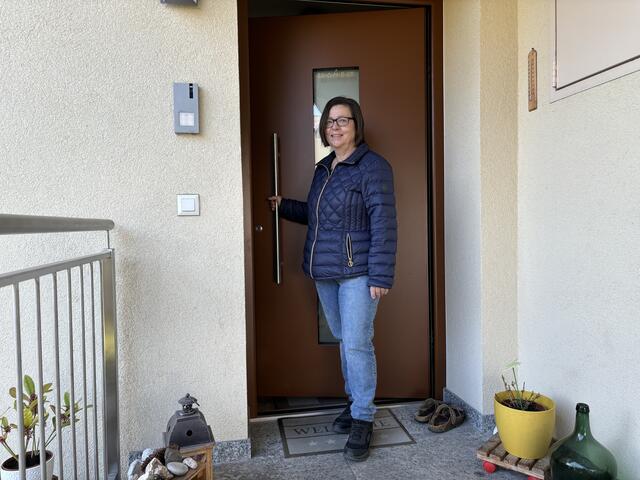 Bei der Caritas-Haussammlung bleiben 40 Prozent der Spenden in den Pfarren für Hilfe in der Nachbarschaft und in der Gemeinde, 60 Prozent gehen über die Caritas an Menschen in Not in der Region. Eine der Haussammlerinnen ist Ulli Zechner-Kamberger. | Foto: Lisa Gold