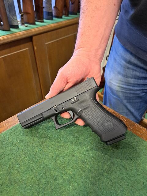 Die Wahl fällt meistens auf eine 9 Millimeter Glock Pistole. | Foto: Stefanie Machtinger