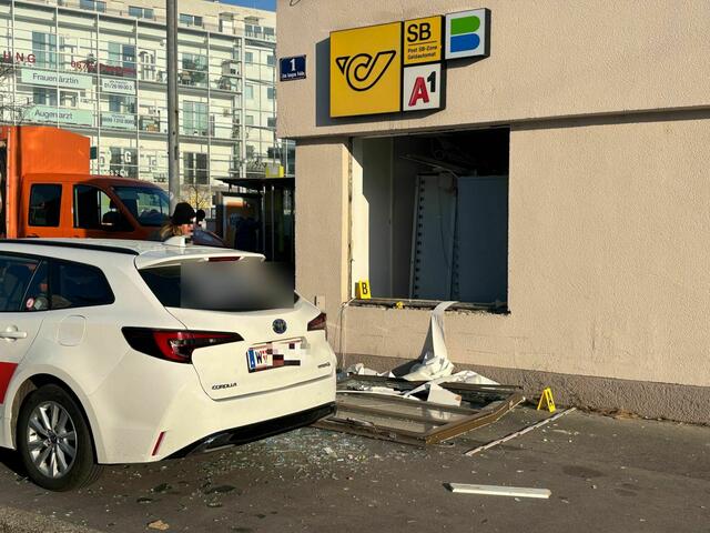 In der Nacht auf Donnerstag kam es zu einer Explosion in einer Donaustädter Postfiliale. Die Polizei ermittelt. | Foto: Andreas Pölzl/MeinBezirk