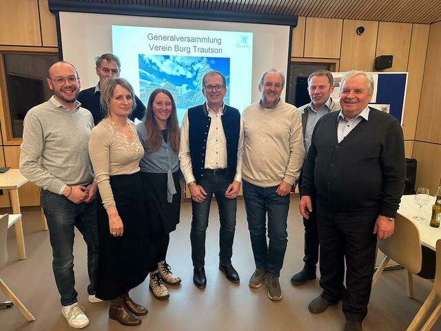 Der neue Vorstand des Vereins mit der Matreier Gemeindeführung. | Foto: Verein Schloss Trautson