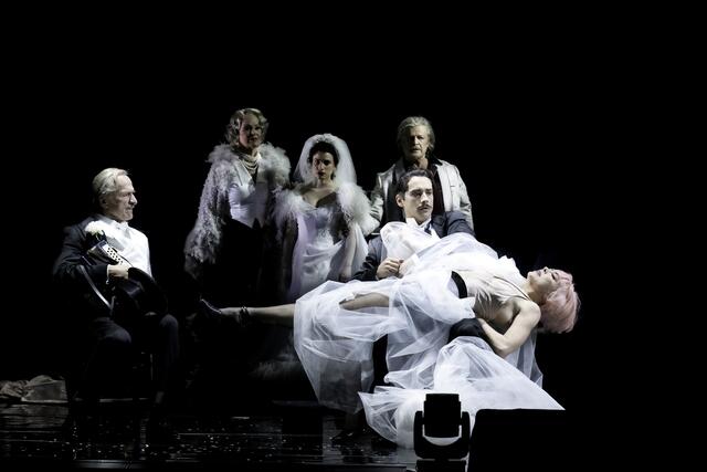 Es geht um Klassenkampf und um verschiedene Lebenswelten.  | Foto: Monika Rittershaus