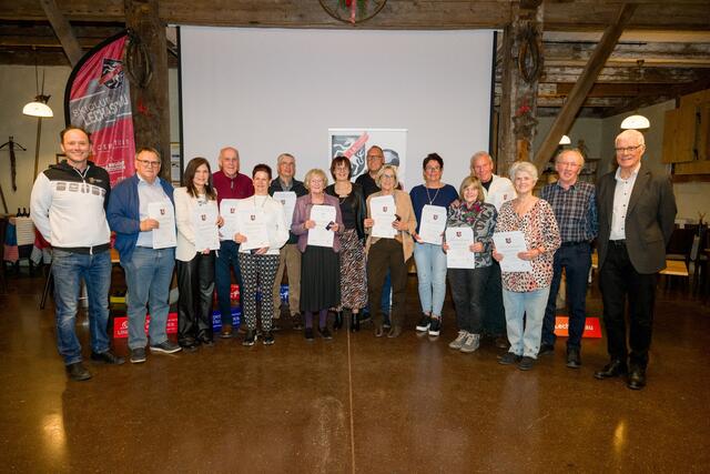 Ehrung der 50-er-Jubilare v.l.: Obmann Martin Hohenrainer, Bundesrat Wolfram Vindl, Karoline Willmann, Karl Weber, Christl Scheiber, Klaus Wagner, Ingeborg Kuehs, BM Eva Wolf, Wolfgang Greinwald, Maria Friessnegger, Elke Greinwald, Hilde Retter, Fritz Bleier, Margit Hohenrainer, Reinhold Sprenger und Vize Obmann Aurel Schmidhofer. | Foto: SC Lechaschau