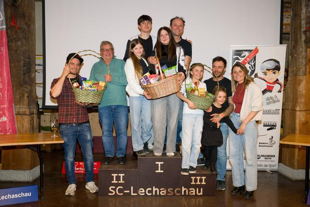 Die Sieger der Familienwertung: Platz 1 für "Die Honys", Platz 2 für "Top oder Flop" und Platz 3 für "Die Zaggikowskis". | Foto: SC Lechaschau