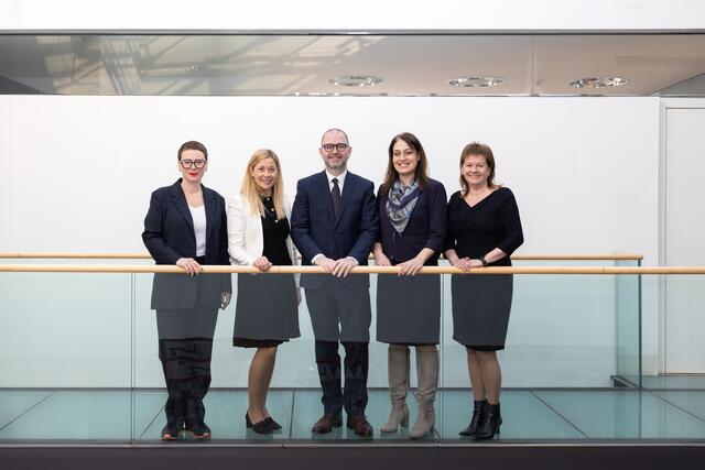 Von links: Stadträtin Eva Schobesberger (Grüne), Kulturstadträtin Doris Lang-Mayerhofer (ÖVP), Bürgermeister Dietmar Prammer (SPÖ), Vizebürgermeisterin Tina Blöchl und Vizebürgermeisterin Karin Hörzing (beide SPÖ) stimmten den Förderungen zu. | Foto: Stadt Linz