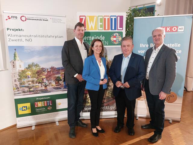 DI Günter Liebel, KommR Anne Blauensteiner, MA, Bürgermeister LAbg. ÖkR Franz Mold und
Martin Bruckner, Geschäftsführer des Sonneplatzes Großschönau und Obmann des Vereins
Interkomm laden zum Infoabend. | Foto: Sonnenplatz Großschönau