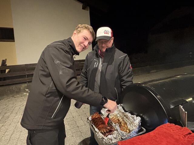 Ripperl-Profi Florian Ostheimer gibt einen Einblick in die Zubereitung der Ripperln. | Foto: Kendlbacher