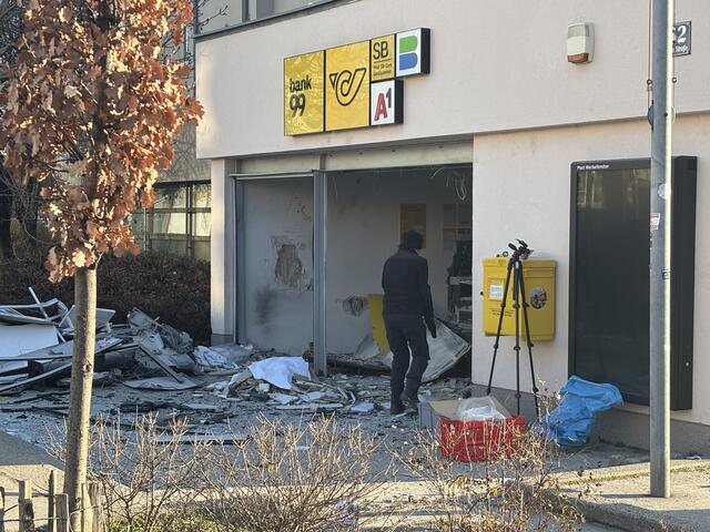 So sieht die komplett zerstörte Filiale am Donnerstagmorgen aus. | Foto: Andreas Pölzl/MeinBezirk
