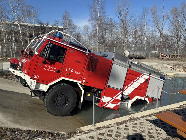Die sechs neuen Löschfahrzeuge der Berufsfeuerwehr Wien können im Gelände sowie auch in bis zu 120 Zentimeter tiefem Wasser fahren. | Foto: Barbara Schuster/MeinBezirk
