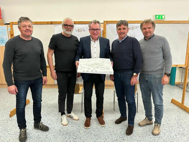NHT-Geschäftsführer Johannes Tratter (m.) mit Vizebürgermeister Wolfgang Gasser, Preisrichter Hanno Vogl-Fernheim, Bürgermeister Dietmar Ruggenthaler und Raumplaner Thomas Kranebitter (v.l.) | Foto: NHT