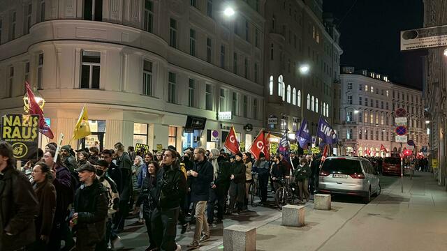 Gerade befindet sich der Demozug in der Wipplingerstraße, viele Fahnen der Kleinpartei Links, der Gewerkschaft Linksblock (GLB) sowie der Revolutionären Kommunistischen Partei (RKP) kann man sehen. | Foto: Ronja Reidinger/MeinBezirk