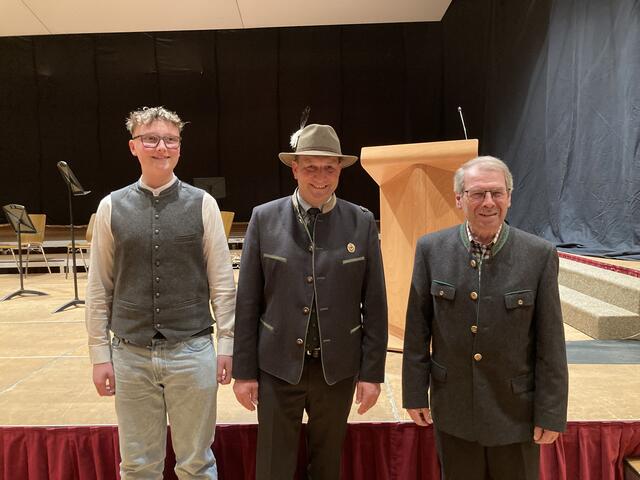 Der Bezirksjägermeister Reinhold Siess mit dem jüngsten und ältesten Teilnehmer: Paul Auderer aus Grins (16 Jahre) und Johann Bacher aus Längenfeld (77 Jahre).  | Foto: Elisabeth Zangerl