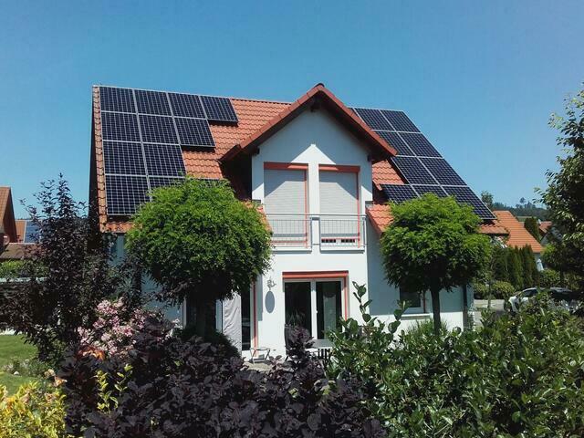 Durch die Umstellung auf Eigenverbrauch mit einer stufenlosen Warmwasserbereitung rechnet sich die Photovoltaikanlage auch in Zukunft – trotz niedriger Einspeisevergütung.
 | Foto: my pv
