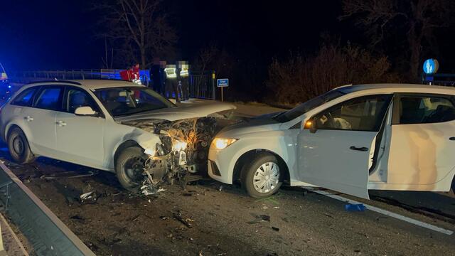 Die Feuerwehr Erlauf sicherte die Unfallstelle auf der B1 ab und unterstützte bei der Bergung der Fahrzeuge. | Foto: DOKU NÖ