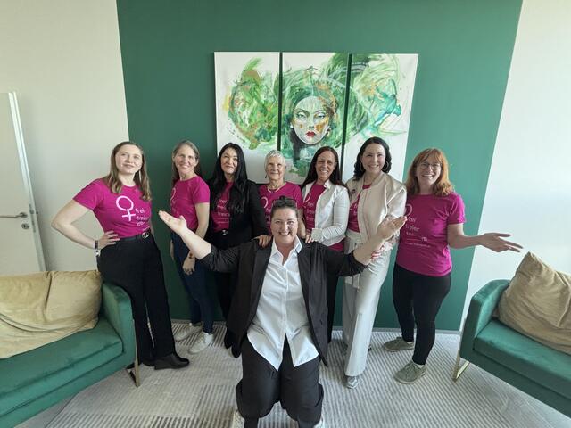 Die Eröffnung der neuen Räumlichkeiten war für das Team von "Freiraum" und alle mitwirkenden Künstlerinnen ein wahrer Grund zum Feiern. | Foto: Waltraud Fischer