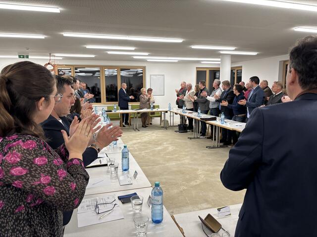 Standing Ovations für die scheidende Bürgermeisterin. | Foto: Victoria Edlinger