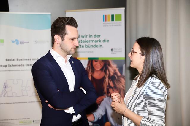 LAbg. Lukas Schnitzer im Gespräch mit Organisatorin Vera Ebner. | Foto: Alfred Mayer