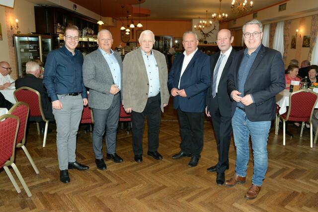 Beste Stimmung beim Faschingskränzchen des Seniorenbundes Pamhagen:  Thomas Otrok (JVP-Bezirksobmann), Gerald Handig (Landtagsabgeordneter), Johann Thullner (SB Bezirksobmann), Rudolf Strommer (SB Landesobmann), Leopold Andert (SB Ortsobmann) und Markus Ulram (ÖVP Bezirksobmann) | Foto: Volkspartei Burgenland