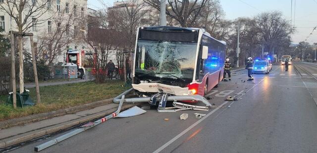 Am Freitagmorgen kam es zu einem Unfall mit einem Bus, welcher für die Wiener Linien eingesetzt werden sollte. | Foto: Berufsfeuerwehr Wien