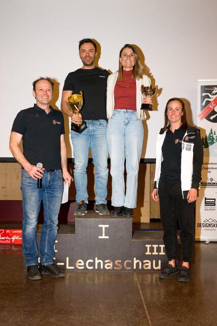 Die alpinen Vereinsmeister Christian und Carmen Gehring mit Obmann Martin (li.) und Sportwart Judith Mittermayr (re). | Foto: SC Lechaschau