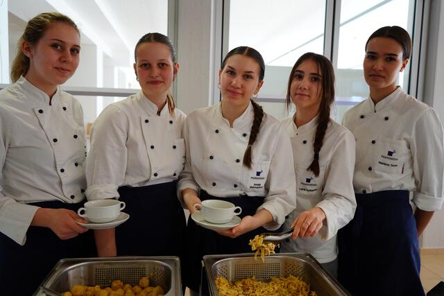 Schülerinnen der Fachschule für wirtschaftliche Berufe Lara-Sophie, Lara, Amela, Lena und Marlene am Suppen-Büffet | Foto: Andrea Glatzer