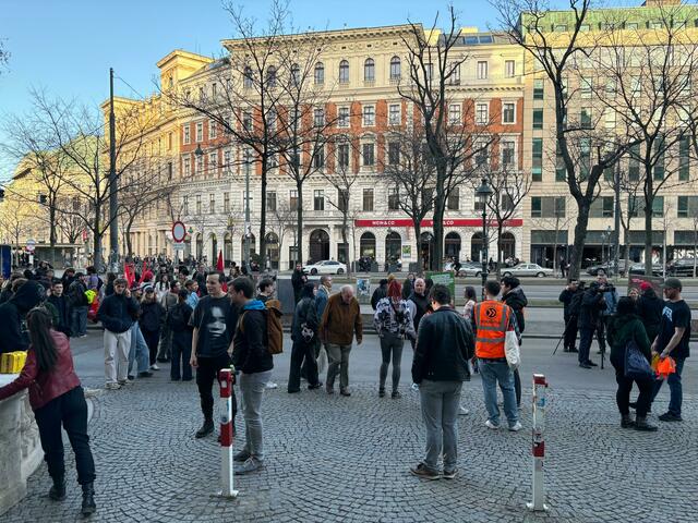 Vor dem Hauptgebäude der Universität Wien haben sich laut Schätzungen etwa 150 Personen bereits versammelt. | Foto: Ronja Reidinger/MeinBezirk