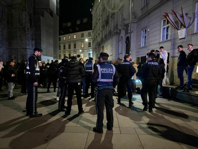 Das sogenannte Dialog-Team der Polizei hat volle Hände voll zu tun. | Foto: Ronja Reidinger/MeinBezirk