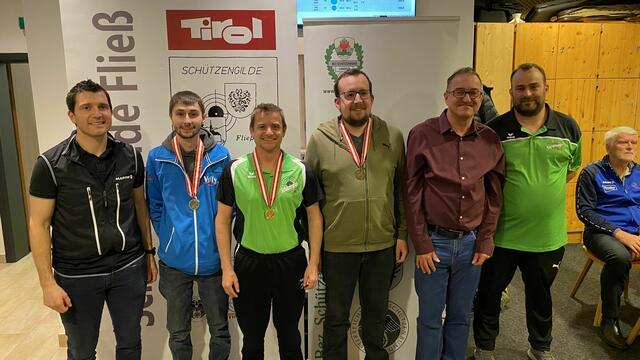 Die siegreichen Männer mit Bürgermeister Alexander Jäger (links) und Bezirkssportleiter Martin Schranz (rechts). | Foto: Marco Neuner