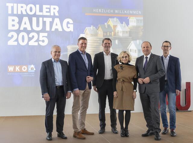 Diskutierten beim Tiroler Bautag 2025 über das Thema leistbares Wohnen (v.l.): Wohnraumentwicklungs-Experte Wolfgang Amann, Innungsgeschäftsführer Matthias Marth, Landesinnungsmeister Patrick Weber, Landtagsvizepräsidentin Elisabeth Blanik, Landeshauptmann-Stellvertreter Josef Geisler und Studien-Autor Stefan Jenewein (GAW). | Foto: WK Tirol/ Die Fotografen