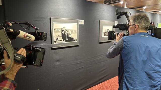 Die Vernissage zur Fotoausstellung war am 6. März. Das Medieninteresse war groß, auch das Fernsehen war gekommen. | Foto: pjw