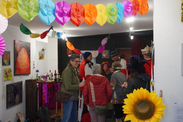 Ein buntes Faschingstreiben in einer Kunstgalerie: Bei Kooio war das möglich.  | Foto: Alicia Martin Gomez