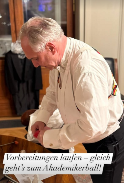 Nationalratspräsident Rosenkranz (FPÖ) postete auf Instagram mehrere Fotos seiner Vorbereitung für den Ball. | Foto: Screenshot walter.rosenkranz/Instagram