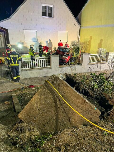 In Hornstein kam es zu einem schweren Verkehrsunfall. Ein Pkw landete im Vorgarten eines Einfamilienhauses.  | Foto: Bezirksfeuerwehrkommando Eisenstadt-Umgebung