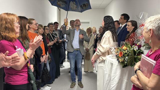 Bürgermeister Michael Schumacher übergab einen Schutzschirm für das Frauenpowerteam. | Foto: Waltraud Fischer