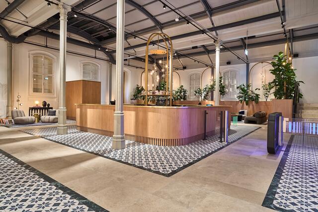 Der Eingangs – und Barbereich ist großzügig gestaltet.  | Foto: JOHN REED