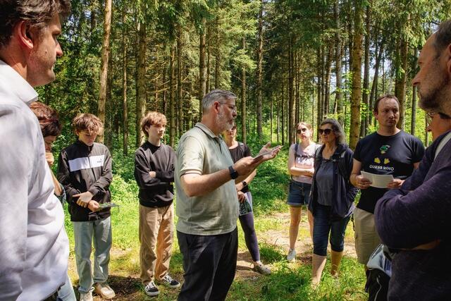 Ralph Schallmeiner (Mitte) drängt die Republik zum Ankauf jener Grundstücke, auf denen sich das Konzentrationslager Gunskirchen befunden hat. | Foto: Zoe Goldstein