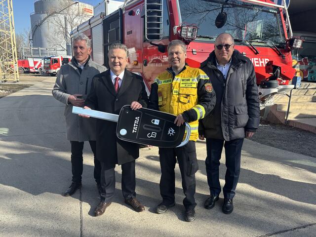 Die feierliche Überreichung der neuen Löschfahrzeuge an die Berufsfeuerwehr Wien. | Foto: Andreas Pölzl/MeinBezirk