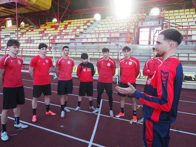 Briefing der jungen KSV-Spieler vor dem Training | Foto: Gaube