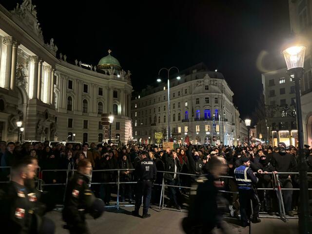 Hunderte Menschen versammelten sich am Michaelerplatz, wenige Meter vor der Platzsperre. | Foto: Ronja Reidinger/MeinBezirk