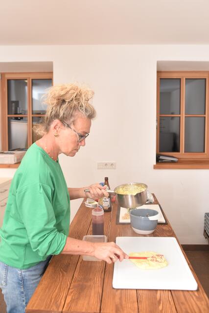 Doris Ostheimer bei der Zubereitung von Polenta. | Foto: Kendlbacher